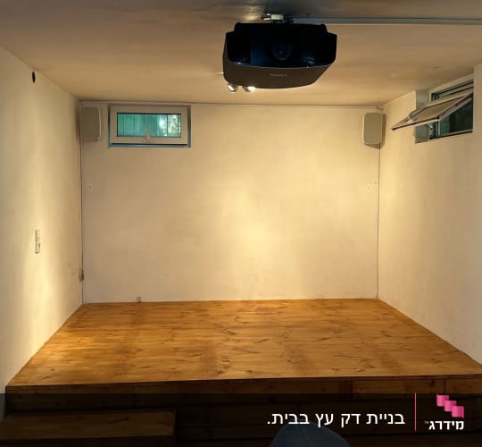 במה מעץ עם מדרגות בחדר סגור